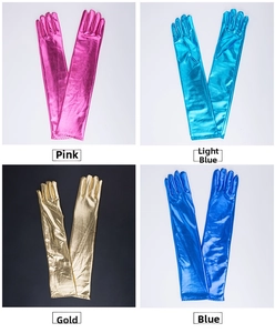 Detail von vier Metallic-Opernhandschuhen in den Farben Rosa, Hellblau, Gold und Dunkelblau