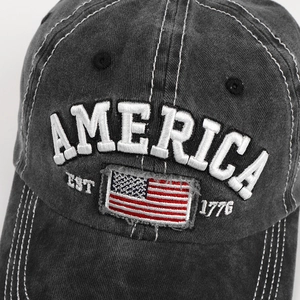 Détail de la casquette en denim délavé avec broderie America 3D et patch USA