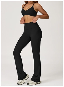 Vista lateral del conjunto de yoga negro con sujetador deportivo y leggings de talle alto acampanados
