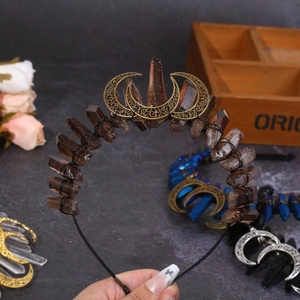 Détail de cristaux de quartz fumé brut et lune en bronze sur une couronne gothique