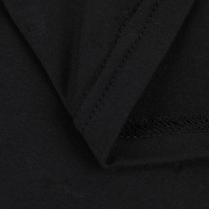 Gros plan détaillé des coutures et du tissu noir sur ce haut slim avec empiècement dentelle