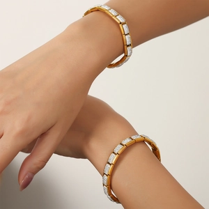 Elegante bracciale placcato oro stile cinturino con maglie impreziosite da zirconi brillanti
