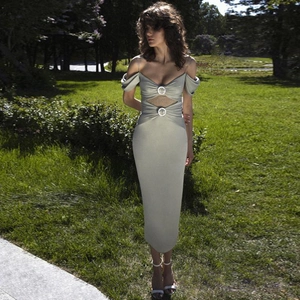 Robe Midi Moulante Satin Dentelle Patchwork Épaules Dénudées Dos Nu Taille Évidée Anneau Strass Couleur Bloc Élégant