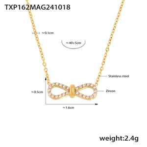 Détail du collier noeud en acier inoxydable doré avec des pierres en zircone