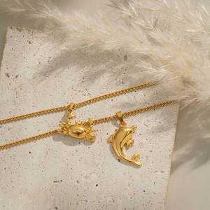 Colliers élégants plaqués or 18 carats avec pendentifs crabe et dauphin pour femmes chic