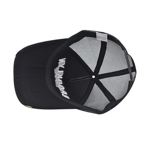 Detailansicht der Mesh-Baseballkappe aus Baumwolle-Polyester mit Brooklyn-Stickerei