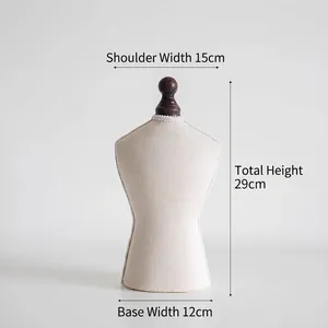 Détail d'un buste de mannequin bijoux en lin vintage avec tête en bois et dimensions