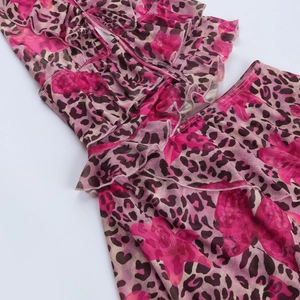 Dettaglio del tessuto in chiffon leopardato rosa con bordi a balze e texture leggera