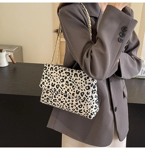 Détail du sac en toile léopard avec bandoulière chaîne dorée et rabat élégant