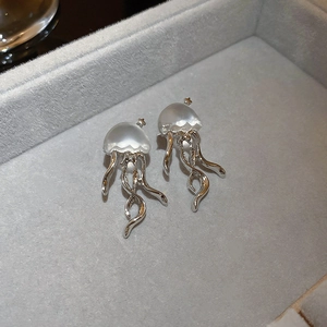 Orecchini a forma di medusa con nappe d'argento e ciondoli a stella su scatola