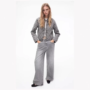 Completo donna con giacca di jeans trapuntata grigia vintage e jeans a gamba larga