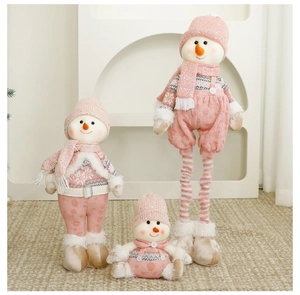 Vue détaillée de trois bonshommes de neige de Noël roses avec diverses poses et textures