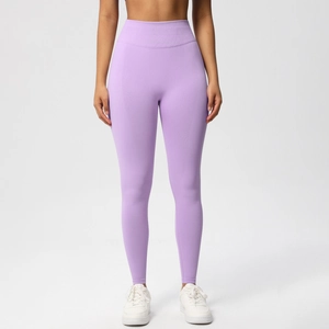 Details der nahtlosen lavendelfarbenen Yogahose mit hoher Taille und Bauchkontrolle