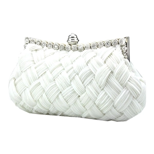 Nahaufnahme der weißen gewebten Clutch mit funkelndem Strass und Metallkugelverschluss