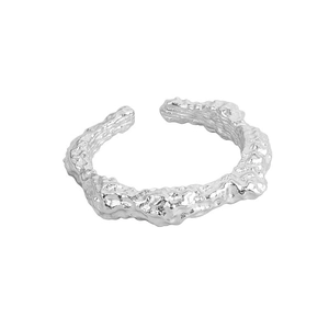 Anello aperto in argento sterling 925 con texture irregolare e superficie stile lava