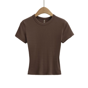 Détail d'un t-shirt côtelé marron foncé à manches courtes et col rond sur cintre en bois