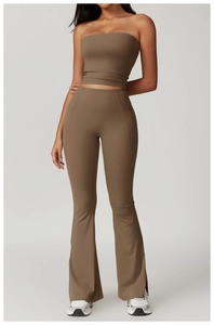 Détail du pantalon de yoga évasé à fente taille haute et haut bandeau de couleur marron