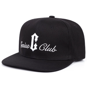 Casquette snapback noire avec broderie 3D blanche Genius Club sur fond blanc