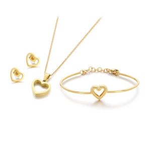 Parure de bijoux en acier doré avec collier, bracelet et boucles d'oreilles cœur évidé