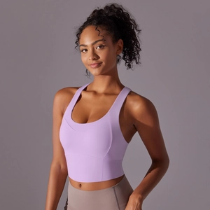 Vue avant du soutien-gorge de sport lilas sans couture avec larges bretelles pour yoga