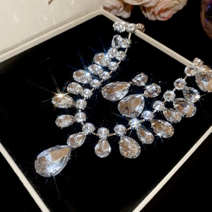 Sparkling teardrop rhinestone pendant necklace with starburst light effect in gift box