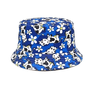 Détail du chapeau de soleil bleu pour enfant avec motifs mignons de vache et marguerite