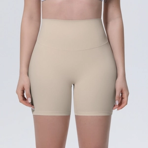 Vue de face du short de yoga sans couture à taille haute avec large ceinture en beige