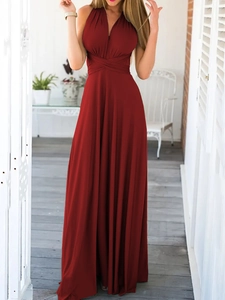 Vista detallada del vestido largo halter rojo oscuro con tela drapeada elegante