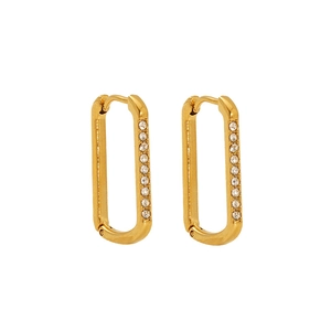 Vue détaillée des boucles d'oreilles géométriques plaquées or 18 carats avec diamants