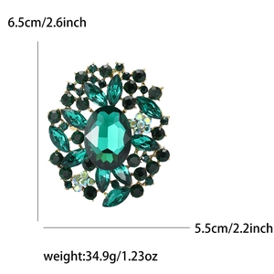 Detailansicht der Smaragd-Brosche mit Maßen von 6,5 cm und einem Gewicht von 34,9 g
