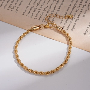 Detailansicht des goldenen gedrehten Seilarmbands mit verstellbarem Karabinerverschluss