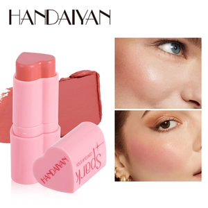Cremiger herzförmiger Rouge-Stick in Korallenrosa mit Model-Make-up-Demonstration