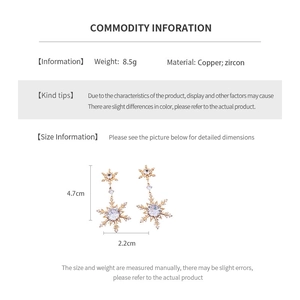 Detailed technical info of snowflake earrings showing 4.7cm height and 8.5g weight specs