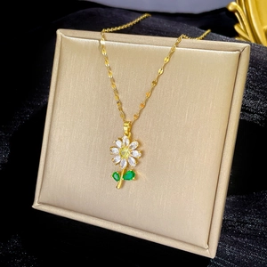 Collier en acier titane avec pendentif marguerite dorée et cristaux de zircone colorés