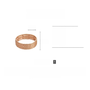 Détail d'un bracelet élastique en alliage doré avec texture martelée et largeur 2cm