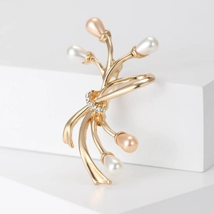Élégante broche nœud dorée avec perles et strass brillants pour manteaux et costumes