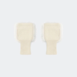 Détail de gants tricotés sans doigts crème avec bordure en fausse fourrure blanche et poignets