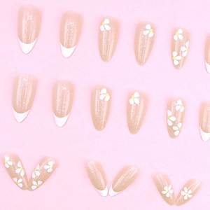 Faux ongles amande French avec motifs marguerites blanches et touches de paillettes argent