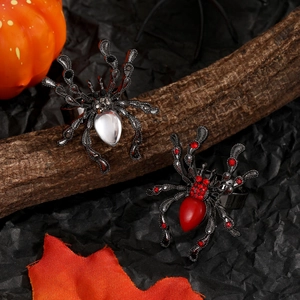 Détail de bagues araignées gothiques avec gemmes rouges et blanches pour Halloween
