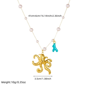 Collana con polpo dorato, corallo turchese e perle bianche su catena sottile