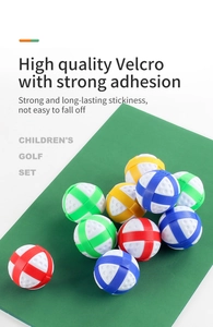 Primer plano de pelotas de golf con velcro multicolor para juego deportivo infantil