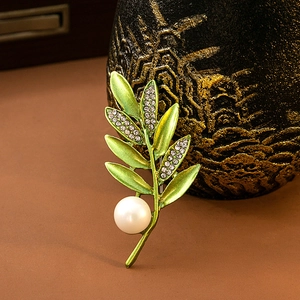 Elegant green enamel leaf brooch with white pearl and rhinestones for women