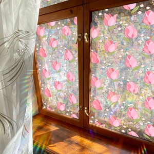 Pellicola statica per vetri con tulipani rosa e riflessi di luce prismatica arcobaleno