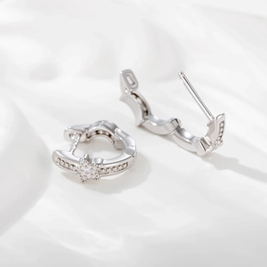 Boucles d'oreilles lune et étoile en argent et zircone sur fond de soie blanche
