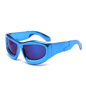 Lunettes de soleil enveloppantes futuristes Y2K avec monture bleu métallique et design profilé