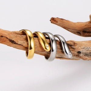 Minimalistische Schlangenringe aus Edelstahl in Gold und Silber mit Zirkonia-Akzent