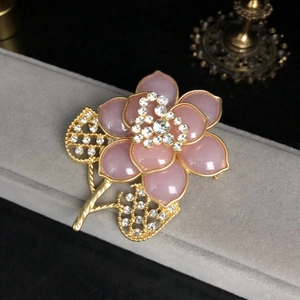 Eleganter Vintage-Blumenbrosche in Rosa mit Goldbeschichtung und Kristalldetails