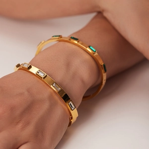 Bracelets en acier inoxydable doré avec zircons rectangulaires blancs et verts