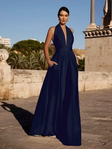 Détail de la robe dos nu bleu foncé avec poches latérales et décolleté en V élégant