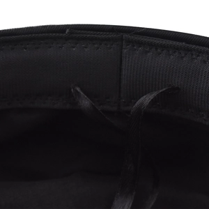 Détail du cordon de serrage réglable et du bandeau intérieur d'une casquette militaire noire